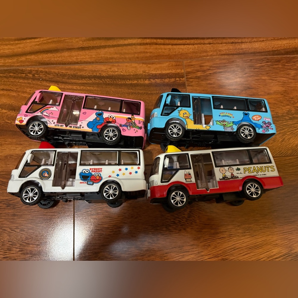 4 die-cast pull-back toy buses